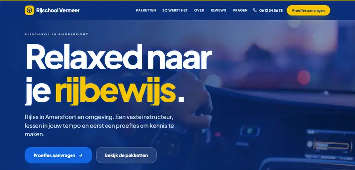 Voorbeeldsite voor een rijschool: blauwe pagina met de kop Relaxed naar je rijbewijs.