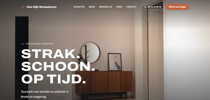 Voorbeeldsite voor een stukadoor: strakke woonkamer met de kop Strak. Schoon. Op tijd.